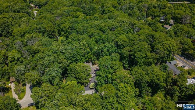 1150 Lakeside Drive, Vernon, NJ 07422