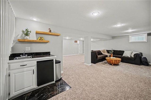 5507 W 90th Terrace, Overland Park, KS 66207