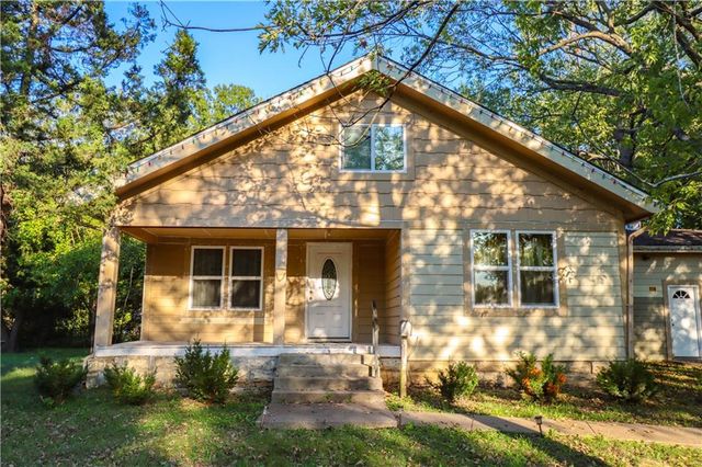718 S Chestnut Street, Olathe, KS 66061