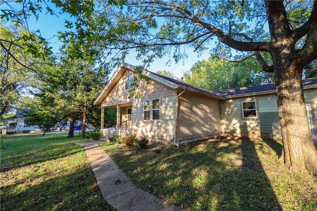 718 S Chestnut Street, Olathe, KS 66061