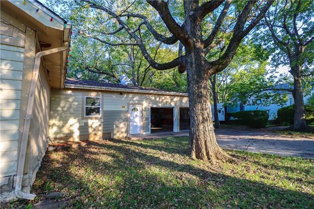 718 S Chestnut Street, Olathe, KS 66061