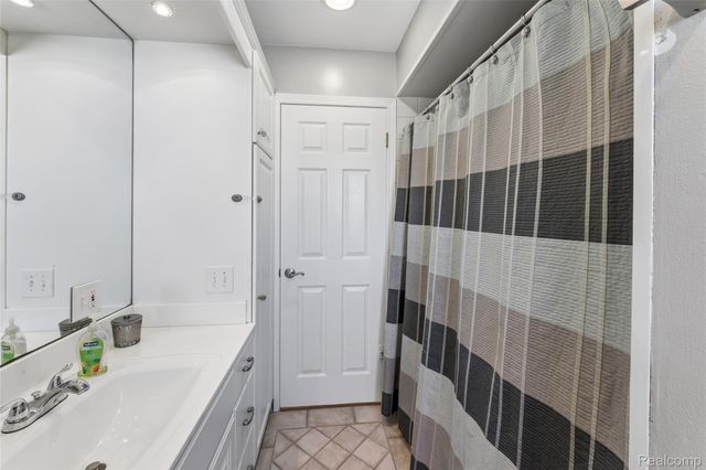 30110 Fink Avenue, Farmington Hills, MI 48336