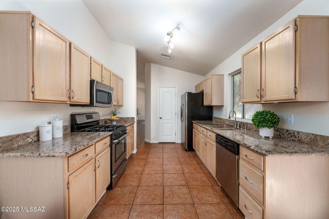 8869 N Willeta Drive, Tucson, AZ 85743