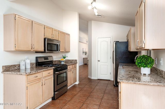 8869 N Willeta Drive, Tucson, AZ 85743