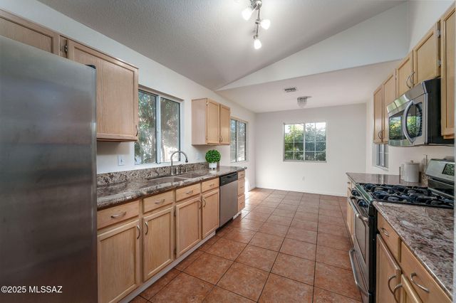 8869 N Willeta Drive, Tucson, AZ 85743