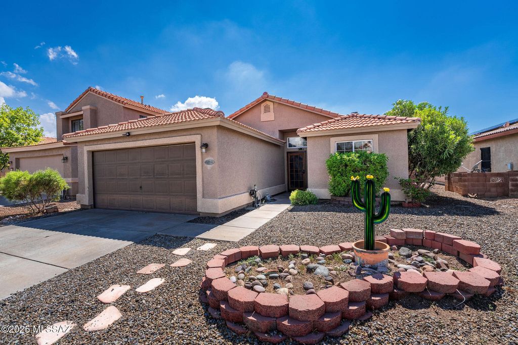 8869 N Willeta Drive, Tucson, AZ 85743