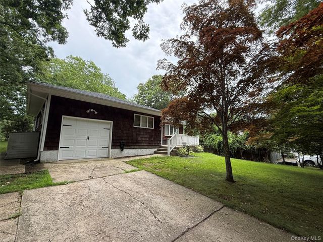 87 Sally Lane, Ridge, NY 11961