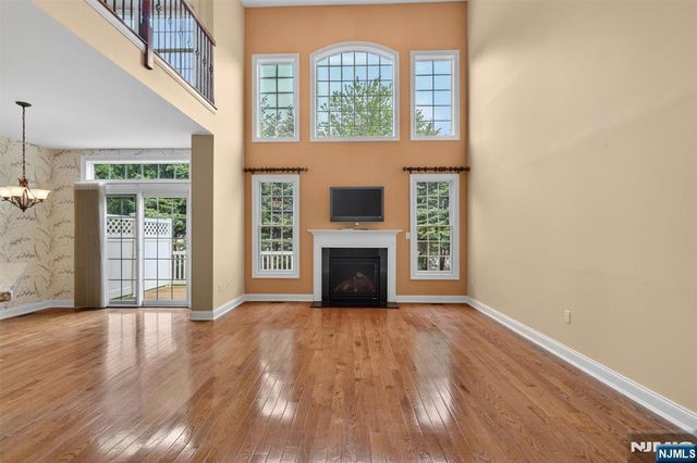33 Windsor Lane, Ramsey, NJ 07446
