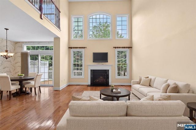 33 Windsor Lane, Ramsey, NJ 07446