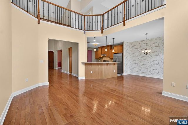 33 Windsor Lane, Ramsey, NJ 07446