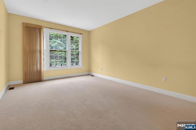 33 Windsor Lane, Ramsey, NJ 07446