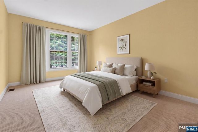 33 Windsor Lane, Ramsey, NJ 07446