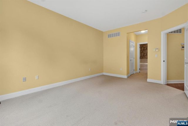 33 Windsor Lane, Ramsey, NJ 07446