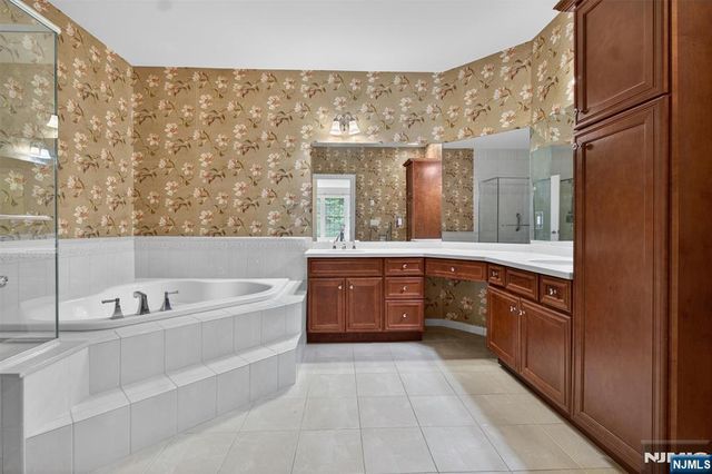 33 Windsor Lane, Ramsey, NJ 07446