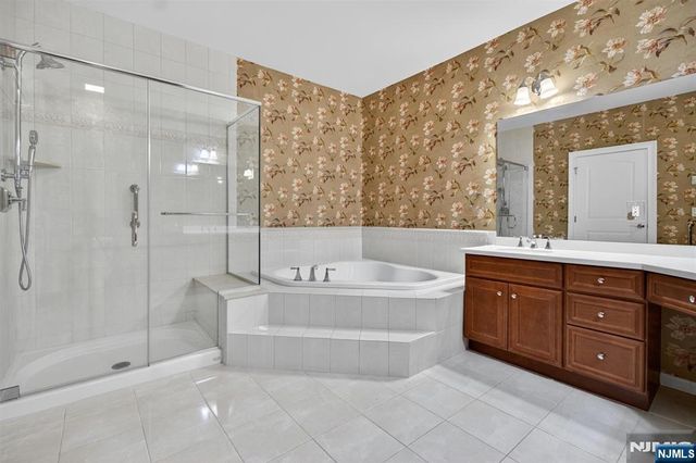 33 Windsor Lane, Ramsey, NJ 07446