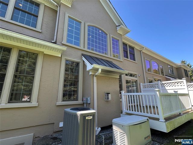 33 Windsor Lane, Ramsey, NJ 07446