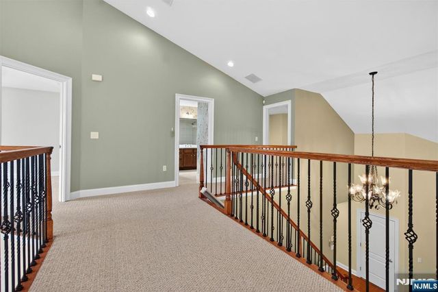 33 Windsor Lane, Ramsey, NJ 07446