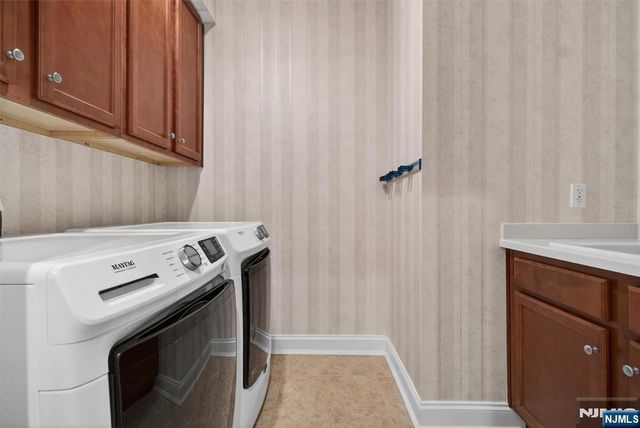 33 Windsor Lane, Ramsey, NJ 07446