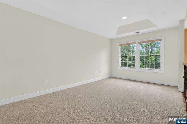 33 Windsor Lane, Ramsey, NJ 07446