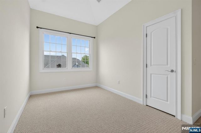 33 Windsor Lane, Ramsey, NJ 07446