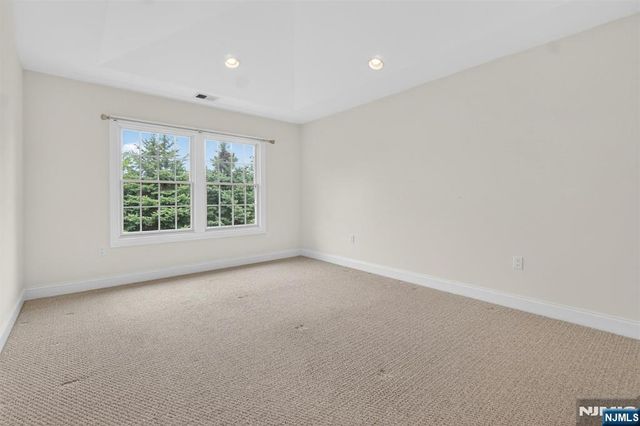 33 Windsor Lane, Ramsey, NJ 07446