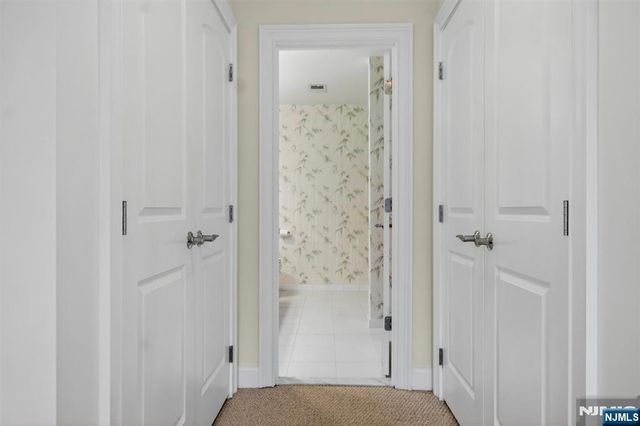33 Windsor Lane, Ramsey, NJ 07446
