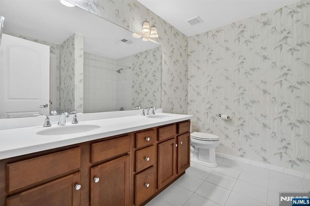 33 Windsor Lane, Ramsey, NJ 07446