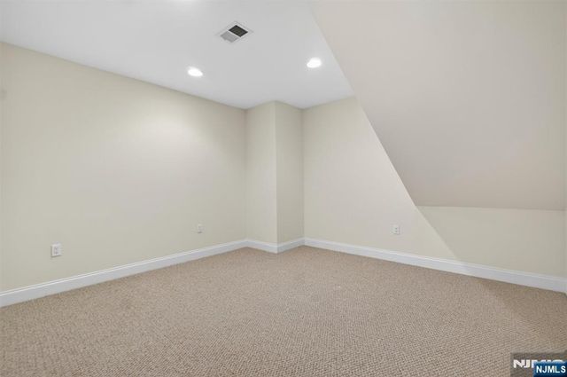 33 Windsor Lane, Ramsey, NJ 07446
