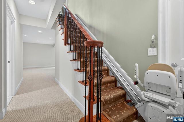 33 Windsor Lane, Ramsey, NJ 07446