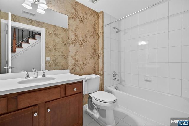 33 Windsor Lane, Ramsey, NJ 07446