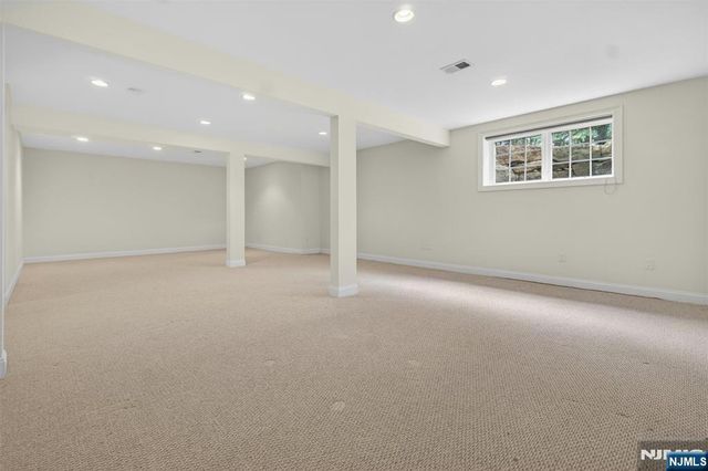 33 Windsor Lane, Ramsey, NJ 07446