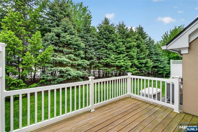 33 Windsor Lane, Ramsey, NJ 07446