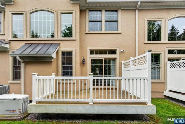 33 Windsor Lane, Ramsey, NJ 07446