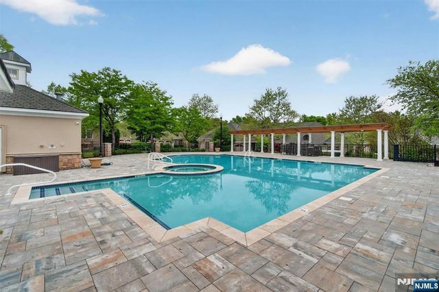 33 Windsor Lane, Ramsey, NJ 07446