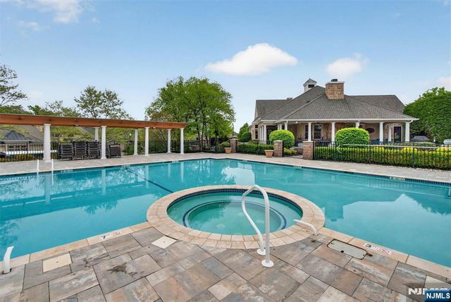 33 Windsor Lane, Ramsey, NJ 07446