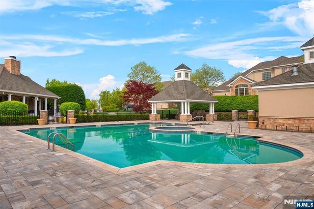 33 Windsor Lane, Ramsey, NJ 07446