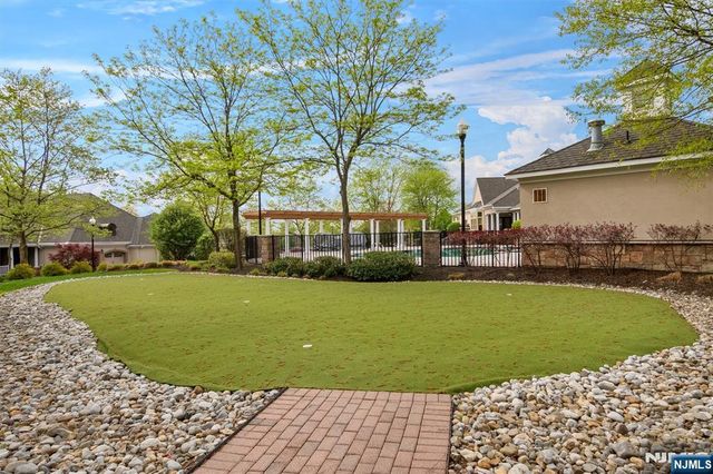 33 Windsor Lane, Ramsey, NJ 07446