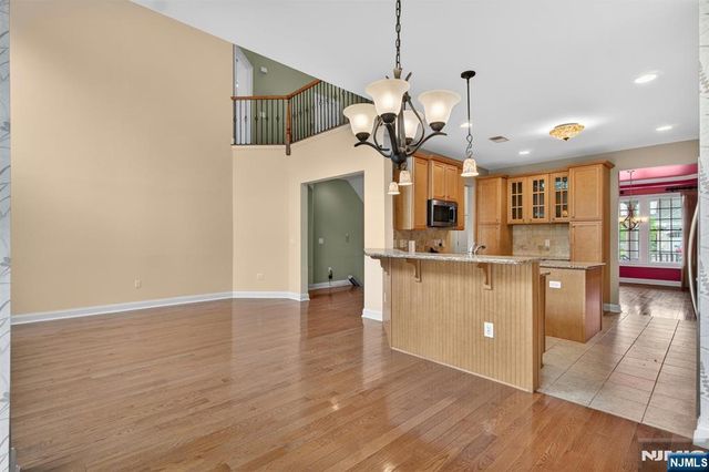 33 Windsor Lane, Ramsey, NJ 07446