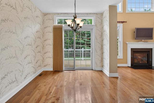 33 Windsor Lane, Ramsey, NJ 07446