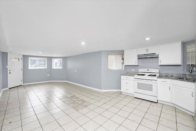 3353 W Evergreen Avenue G, Chicago, IL 60651