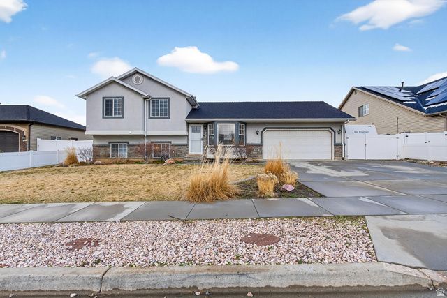 768 W 1090 N, Clinton, UT 84015