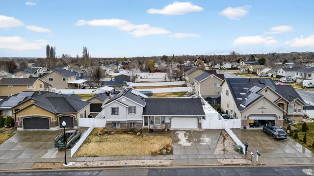 768 W 1090 N, Clinton, UT 84015