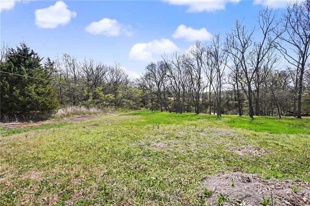 881 N 1928 Road, Lecompton, KS 66050