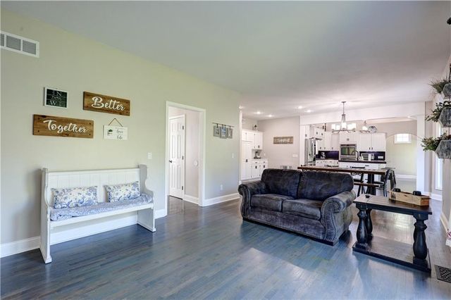 125 SE Battery Point, Lee's Summit, MO 64063