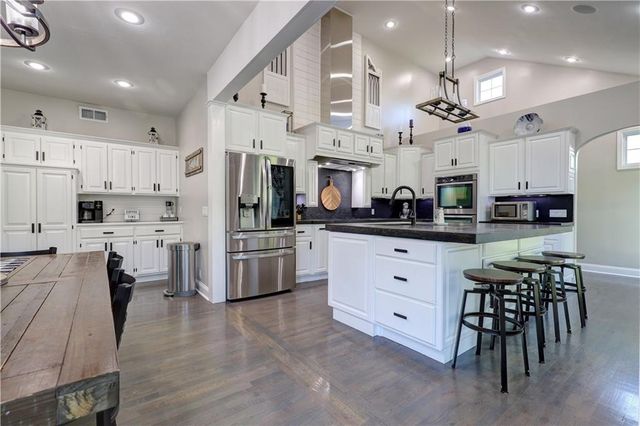 125 SE Battery Point, Lee's Summit, MO 64063
