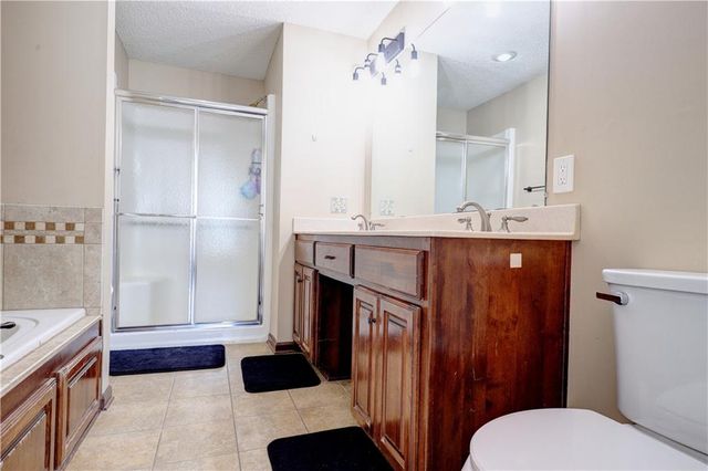 125 SE Battery Point, Lee's Summit, MO 64063