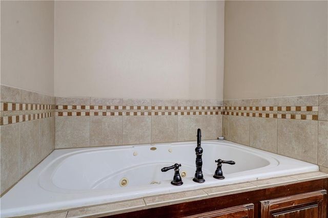 125 SE Battery Point, Lee's Summit, MO 64063