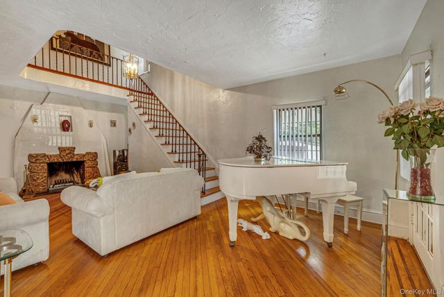 61 Continental Place, Glen Cove, NY 11542