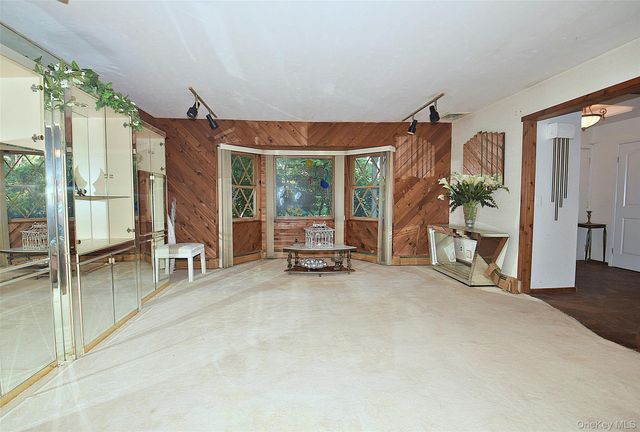 29 Ivy Hill Drive, Hauppauge, NY 11787