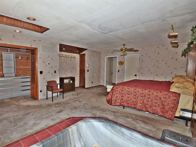 29 Ivy Hill Drive, Hauppauge, NY 11787